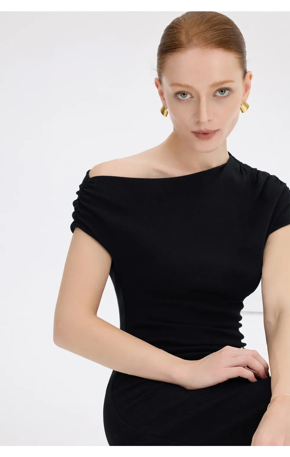 ousph black asymmetrical off-the-shoulder maxi dress front close-up